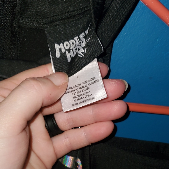 Modern hero - Picture 4 of 6